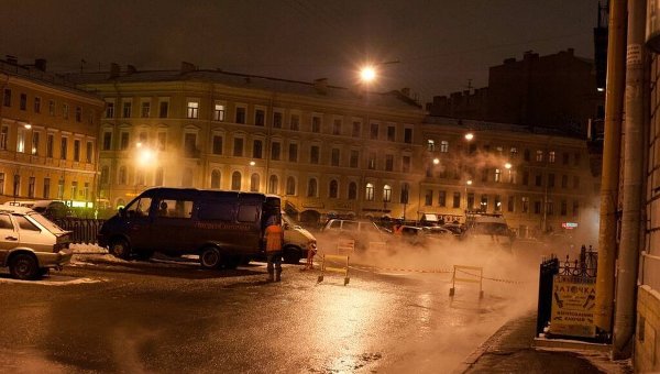 Прорыв труб привел к затоплению улицы в Петербурге